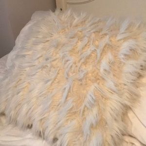 Fluffy Pillow (white)